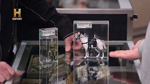 64K views · 1.8K reactions | Confira grandes coleções que foram levadas para a loja de penhores: dois action figures da série Indiana Jones de 1982, placa de “Compramos ouro”, quadro de Ralph Blakelock, rádio de ondas curtas Zenith, uma edição rara e autografada do primeiro livro sobre disco voadores, coleção de carros Matchbox e artigos de jogos usados por Kobe Bryant. | HISTORY | Facebook