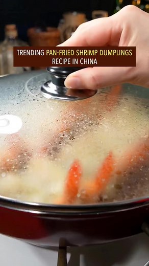 EASY & QUICK PAN-FRIED SHRIMP DUMPLINGS RECIPE #dumplings #recipe #chinesefood #cooking #shrimplover | Street Food The World