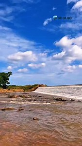 Barragem do Emparedado Transborda em Campo Maior A barragem é essencial para a perenização do Rio Jenipapo. A Barragem do Emparedado atingiu sua capacidade máxima e transbordou nesta segunda-feira (09)de Fevereiro , em decorrência do grande volume de chuvas na Região dos Carnaubais. “A beleza de uma barragem sangrando não se limita ao espetáculo visual; ela simboliza esperança e abundância para as regiões que dependem dessas águas.” #barragemdoemparedado #campomaiorpiaui❤️ | Portal de Olho