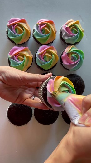 You can’t go wrong with rainbow swirls 🖤 such a cute design for a sweet girls birthday! #rainbowswirls #1mtip #buttercreamcake #rainbowbuttercream #cakevideo #pipingtutorial | Treats by Tay