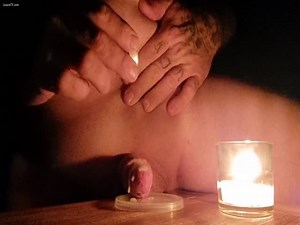 Amateur de l'extrême brûle sa petite bite avec une bougie