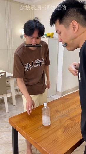 Crazy Bottle Flipping Challenge😂 | Guanbue管不饿
