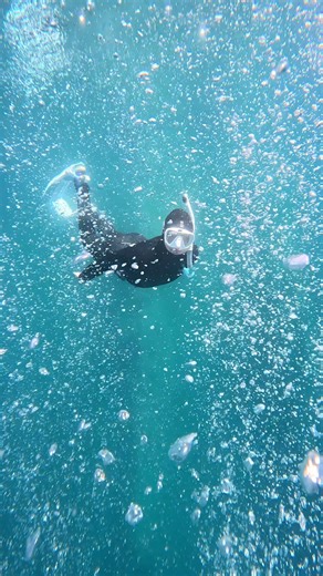Who needs snow when we've got bubbles? Just missing the snowboots and hot chocolate 🙂 #fourthelement #freediving #bubbles #nosnow @scuba.kirsty and @emeraldfreediving 📸 @charlie.the.gray | Fourth Element