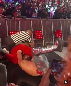 2.3K views · 119 reactions | Một gã fan điên loạn lao xuống tấn công Seth Rollins tại RAW sáng nay  Lập tức security giải cứu Seth và gã này chắc chắn sẽ nhận hình phạt thích đáng. #GDT | Big Fans in Vietnam - Wrestling | Facebook