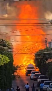 #DeUltimaHora ⭕️🔻Explota pipa de Gas en el centro de la ciudad en Lagos de Moreno Se reportan 2 heridos y varios vehículos y una vivienda afectada. Unidades de bomberos y Protecio Civil y Cruz Roja ya se encuentran en el lugar trabajando paras controlar el fuego. 🔥 Información en proceso!! | Periódico El Cartón