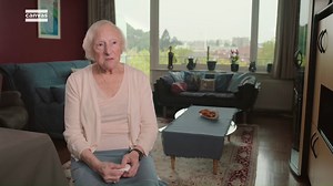 Vanuit de Mechelse Dossinkazerne werd Betsy Sobol samen met de rest van haar familie naar Auschwitz-Birkenau gedeporteerd. Het was het laatste Jodentransport uit België. Daar aangekomen, werd ze onmiddellijk gescheiden van haar vader en twee broers. Ze wordt nog steeds geëmotioneerd als ze vertelt hoe het eraan toe ging bij aankomst in het kamp. ‘Kinderen van de Holocaust’, morgen om 21u25 op Canvas en canvas.be https://cnv.as/kvdh-fb | VRT Canvas