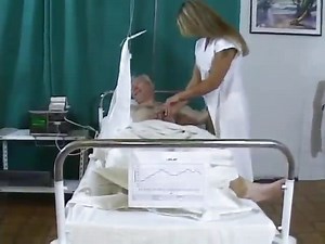 Vieux baisé par son infirmière