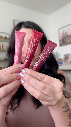 Erin✨| Skincare & Beauty on Instagram: "the $10 lip oil you need @versed  these silk slip tinted lip oils knock my socks off! these feel like heaven on the lips!! they’re so nourishing, hydrating, and give the perfect pinch of color that looks so cute 﫶✨ i think my favorite shade is fig!! would you give these a try?  *press samples ….. #lipswatches #lipoil #tintedlipbalm #affordablemakeup #newmakeup"