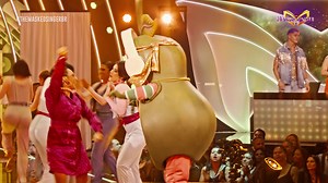 9.8K views · 402 reactions | MAMÃE ABACATE é VITAMINADA! 陋 É mãe, é fitness, é chic e deu SHOW de família, com o baby no colo e tudo! ✨ Ela dança, canta y AMA muito! #TheMaskedSingerBr | The Masked Singer Brasil | Facebook