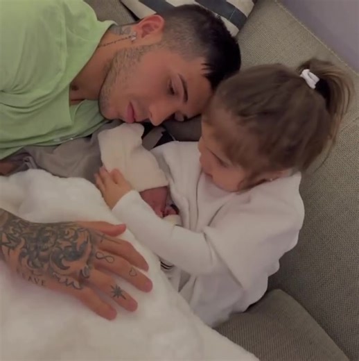 ¡FELICIDADES FAMILIA! 🥰🫶 Enzo Fernández compartió un hermoso vídeo junto a su hija Olivia sosteniendo a su hermanito Benjamin. 💙 | La 100 FM