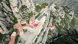 Luftaufnahmen von Montserrat-Bergen und Kloster: Stockvideos & Filmmaterial (100 % lizenzfrei) 1101630673 | Shutterstock