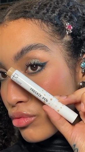 Achieving cute sunkissed freckles makeup is so easy. 🖤#frecklestutorial #frecklesmakeup #fauxfreckles