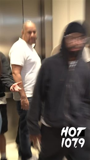 It’s always a vibe when our fam from the NAWF is in the building! @offsetyrn received a warm welcome to the #AtlantaBMWStudios! 🔥🔥🔥 Check out his latest album #Kiari on all streaming platforms! 🎧 | Hot 107.9