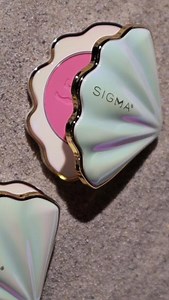 Beauty-lover approved! 👑 Get your hands on our NEW Sigma Beauty and Disney Little Mermaid Blush! This limited-edition powder blush and highlighter are encased in gorgeous shell packaging that will remind you of your favorite moments of Disney’s Little Mermaid. Grab yours at sigmabeauty.com! USA and CA only. #Sigma #DisneyLittleMermaid | Sigma Beauty