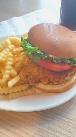 Friendly reminder not to sleep on our Chicken Sandwiches. Perfectly crispy on the outside, tender and juicy on the inside. Trust us, you’ll be in LOVE! Find a Chicken Sandwich near you: https://bit.ly/48eboje | Gold Star