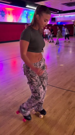 54.Dont leave me alone 😅 #skating #rollerskating #foryou | Binnnaaa