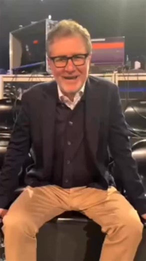 In un video condiviso sui social, Fabio Fazio ha annunciato che a Milano verrà intitolata un’aiuola a Ornella Vanoni. Il conduttore ha dato la notizia durante una pausa delle prove di “Ornella senza fine”, anticipando un momento speciale che andrà in onda domenica in prima serata a Che tempo che fa sul Nove, il 18 gennaio. Fazio ha ringraziato sentitamente il sindaco di Milano Giuseppe Sala e l’assessore alla Cultura Tommaso Sacchi per la rapidità e l’impegno dimostrati nel realizzare il desider