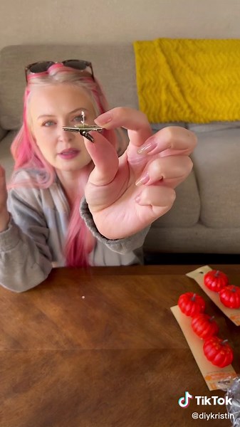 DIY dollar tree wreath! #dollartreediy #falldiy #falldiydecor #dollartreehacks