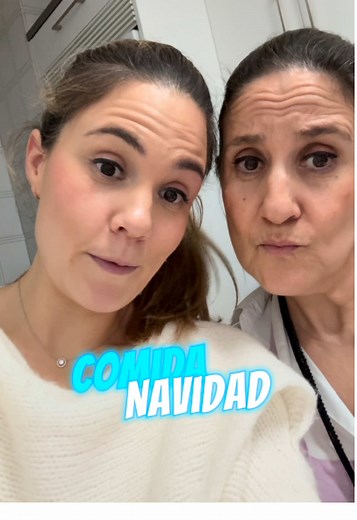 Así ha sido la comida de Navidad en casa de mi yaya. De Nochebuena no te puedo enseñar porque nos pilló un virus estomacal y no cenamos nada 😅 (he propuesto hacer el 26 o el 27 la cena, que eran huevos rotos trufados con patatas 😋) La cara de mi tía @chusitavel al final probando el plancton es lo mejor del vídeo 😂 Espero hayas pasado días bonitos y te haya traído muchas cosas Papá Noel ❤️ #navidad #quecomoenundia #comidadenavidad #chuchifacts