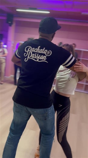 4 dagen per week Bachata lessen in Utrecht. In onze pink jungle 💜 Benieuwd naar welk niveau jij kan instromen? Meld je snel aan voor een gratis proefles en dans deze zomer nog mee. Alle levels, geen danspartner nodig! #bachatapassion #bachatanl #bachatautrecht #bachataleren | Bachata Passion Dance Company