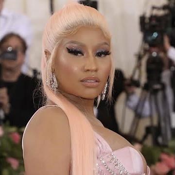 Nicki Minaj brings out her best costume for carnival 😍