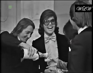 ZA ZDROWIE PAŃ! Za pośrednictwem śpiewającego Edwarda Hulewicza wznosimy toast za zdrowie Pań! | Polonijna Agencja Informacyjna