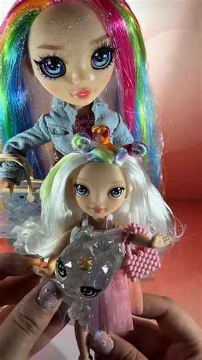 5.1K views · 13 comments | Boneca Rainbow High Amaya juntamente com sua irmãzinha Opal Raine 濾 @mgabrinquedos #explorepage #explore #rainbowhighdolls #rainbow #toys #unboxing | Superlegal Brinquedos | Facebook