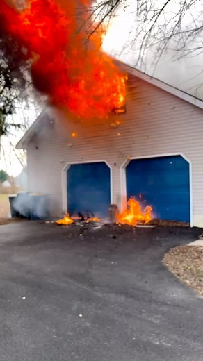 Repost• @ktoole9 48 house, Felton Delaware. Two story single family, fire showing. Companies 41&48 making quick work of a couple rooms off. #FireDuty #KentCountyDE #Felton | Flashpoint Equipment