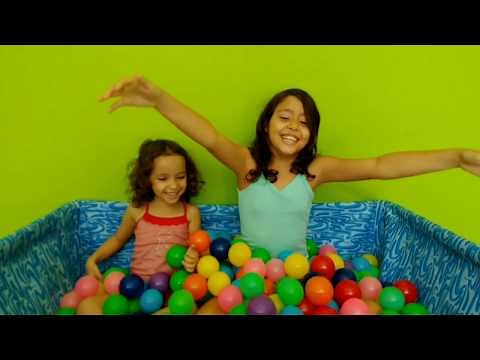 Brincando com as bolinhas coloridas na piscina - Playing with colored balls in the pool