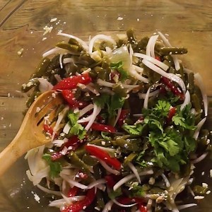 ¡El mes patrio es mejor con nopal! Por eso en estas #CreacionesCulinarias, tenemos para ti una rica ensalada de nopal. #CocinerosMx | Azteca UNO