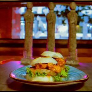 THAI GAI BAO. Un suave pancito al vapor con pollo crocante, rodajas de piña, salsa de maracuyá y un mix de vegetales. Ven a disfrutarlo en Lima Thai. ☺️ #thaifood #thai #foodporn #asianfood #limathai #cocinatailandesa | Lima Thai