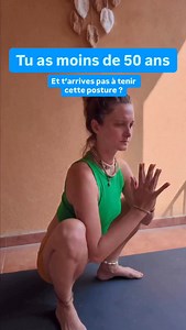 Pourquoi est-ce si essentiel de pouvoir rester en posture accroupie (malasana, le “yogi squat”) avant 60 ans et même après aussi ? S’accroupir, c’est un geste naturel pour le corps humain. Dans de nombreuses cultures, c’est comme ça qu’on s’assoit, qu’on va aux toilettes, qu’on jardine ou qu’on met un enfant au monde. Les enfants d’ailleurs le font naturellement… mais on désapprend avec le temps, à force de rester sur des chaises et de bouger trop peu. Pouvoir s’accroupir sans douleur est un sig
