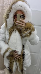 Ovakvu parku jos nismo imali 😍😍😍 Raskosno krzno koje se komplet skida Podesiva u struku Lagana a pretopla 🥰 | Boutique Fashion Point