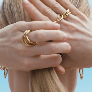 Plongez dans l'univers de PANDORA ESSENCE. Notre collection qui puise son inspiration dans la nature, offrant une élégance organique à votre style. Exprimez-vous en toute simplicité avec nos pièces uniques 🌿 https://bit.ly/4bVlIxW | Pandora