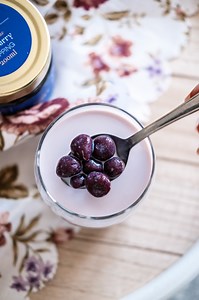 RECEPT: Domači Boba milk tea z okusom borovnice 🫐 😍 Sestavine: - 6 žlic borovničevega preliva BAM - 2 žlici tapiokinega škroba (ali jedilnega) - led - mleko 🖊️ Postopek: V ponvi zmešaj 2 žlici tapiokinega škroba (ali jedilnega) in 5 žlic BAM borovničevega preliva. Pokuhaj ju na srednjem ognju. Na desko posuj malo škroba in iz pripravljene mase zgneti rahlo testo. Oblikuj drobne kroglice in jih povaljaj v škrobu, da se ne sprimejo med sabo. Stresi jih v vrelo vodo za 2 min oz. dokler ne pripla