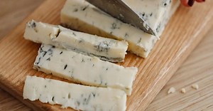 Without boiling and milk: how to make homemade hard cheese in the microwave
