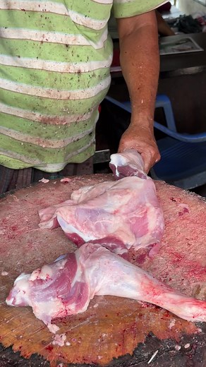 43K views · 303 reactions | Mutton front legs cutting video #muttoncutting #goatcutting #muttonsoup #mutton #meat #meatcutting #muttonlegscytting #reels #viralreels | Meat And Fish Cutting | Facebook