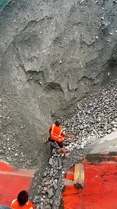 Barge unloading | USA Machines Channel