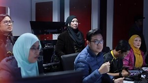 Rancangan : “DISEBALIK TABIR BELANJAWAN 2025” Tarikh : 29 NOVEMBER 2024 / JUMAAT Masa : 9.00 MALAM Penerbit : Asdiana Muhd Ali SINOPSIS Sebuah dokumentari khas memaparkan proses penerbitan Siaran Langsung Pembentangan Belanjawan 2025 yang telah berlangsung pada 18 Oktober 2024. Tahun ini tahun pertama Radio Televisyen Malaysia (RTM) menyiarkan Siaran Langsung Pembentangan Belanjawan 2025 menerusi dua saluran – Grand Stand Bahasa Melayu (Saluran TV1) & Grand Stand Bahasa Inggeris (Saluran TV2). B