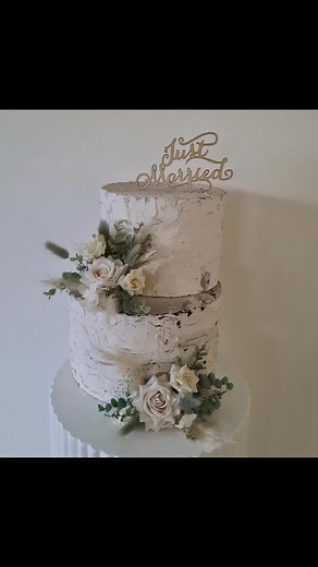 Sage & neutral everlasting flowers double cake topper #weddingcakedesign #adelaideweddingsuppliers #australiaweddings #AdelaideCakes #australiacakedecoration | Amazing Blooms