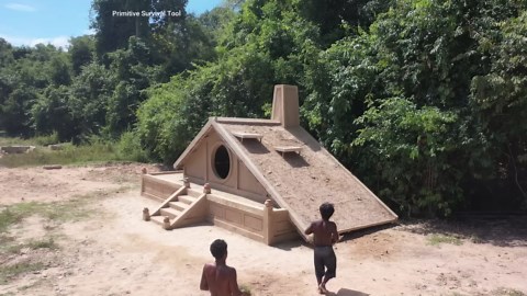 Primitive Builders Create a Real-Life Hobbit Villa by Hand That Feels Like a Fantasy Resort