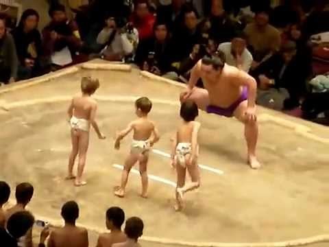 [CUTE] Sumo Wrestler vs 3 Happy Kids