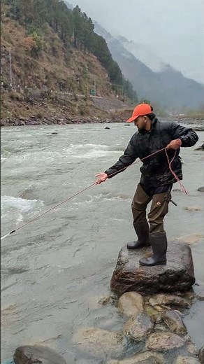 津軽海峡の渦流に投げ込んだ網が歪む瞬間サクラマスが横切り衝突するのか🐠🎣