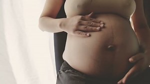 「妊娠した腹の中を動く赤ちゃん、ママが愛撫するおなか」の動画素材（ロイヤリティフリー）10097153 | Shutterstock