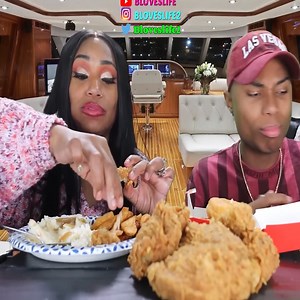 KFC Doughnut Chicken Sandwich with Darius #2 | Bloves Mukbang