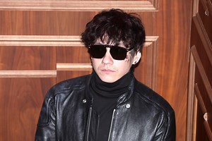 Редкий выход: солист группы «Три дня дождя» посетил премию после рехаба