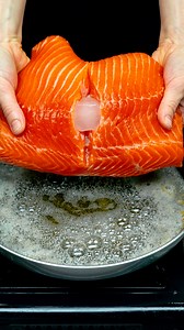 Celebra reteta de somon care innebuneste lumea! Ingrediente: unt: 100 g somon: 800 g cuburi de gheață: 4 buc piper negru: 2 g sare: 3 g ceapă: 1 buc ciuperci: 130 g usturoi: 2 căței roșii: 1 buc piper negru: 2 g sare: 3 g spanac: 120 g smântână dulce de gătit: 250 g cașcaval: 70 g lămâie: 4 felii | Savuros.TV