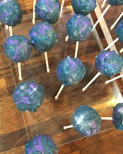 Moon rock cake pops for a moon/planet/space 30th this weekend... just look at them sparkle✨🌚🌗🌔💫 . . #polkapops #ribchester #ribblevalley #moon #moonlight #space #planet #planetcakepops #mooncakepops #mooncake #30thbirthday | Polka Pops