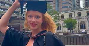 Unendlich stolz: Sie feiert ihren Uni-Abschluss mit Mama Angela