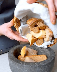 Utilisez votre pain rassis pour préparer 2 recettes ingénieuses ! Un régal ! 💚 Découvrez 80 délicieuses recettes salées dans notre livre LE PLAISIR AVANT TOUT, en vente sur Amazon : https://www.amazon.fr/dp/3982168880/ | Bon Ap’